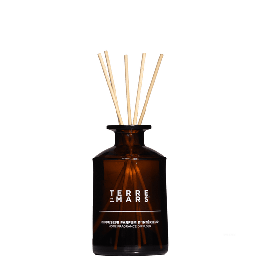 041 Révélation Diffuseur de Parfum d'Intérieur - Conçu pour les grands espaces, ce diffuseur 200ml accompagné de ses six tiges de rotin crée une ambiance parfumée unique dans votre intérieur durant 3 à 4 mois.Ce parfum étant créé avec des matières premièr