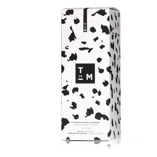 041 Révélation Diffuseur de Parfum d'Intérieur - Conçu pour les grands espaces, ce diffuseur 200ml accompagné de ses six tiges de rotin crée une ambiance parfumée unique dans votre intérieur durant 3 à 4 mois.Ce parfum étant créé avec des matières premièr