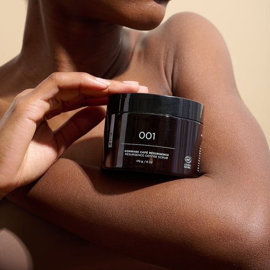 Gommage Résurgence - Éléments phares des rituels self beauté traditionnels, les gommages au café sont connus dans plusieurs régions du monde pour revitaliser et protéger la peau. Le gommage Résurgence élimine en douceur les débris cellulaires et laisse la
