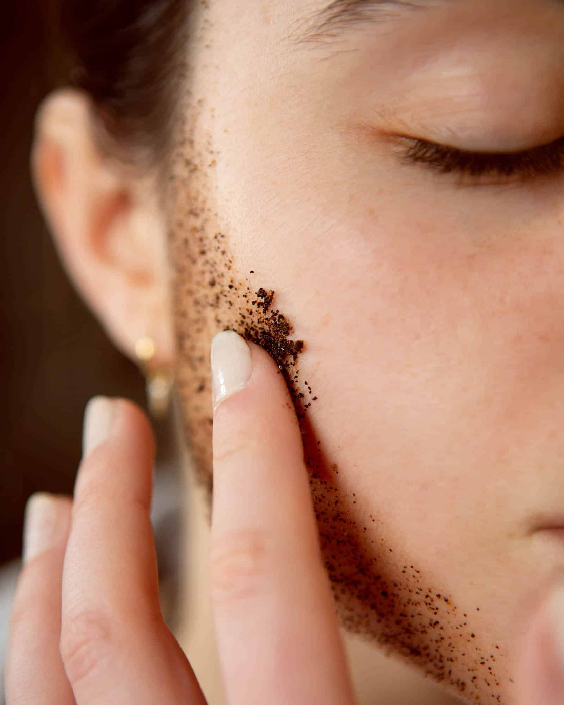 Gommage visage au café, les bienfaits