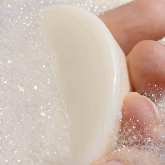 Shampoing solide ou liquide : quel choix pour une routine cheveux bio efficace ?