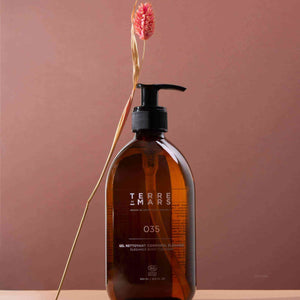Gel Nettoyant Corporel Elégance - Pensé pour procurer une sensation de fraîcheur sans assécher la peau, il vous permet de vivre un rituel de détente, enivré par le parfum décontractant du thé blanc. Ce gel nettoyant est adapté aux peaux sensibles.Certifié