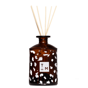 039 Intuition Diffuseur de Parfum d'Intérieur - Conçu pour les grands espaces, ce diffuseur 200ml accompagné de ses six tiges de rotin crée une ambiance parfumée unique dans votre intérieur durant 3 à 4 mois.Ce parfum étant créé avec des matières première