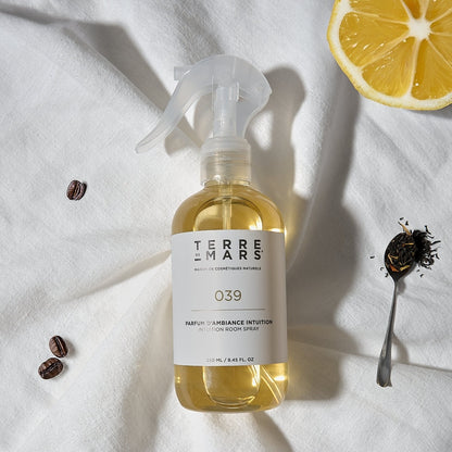 039 Intuition Diffuseur de Parfum d'Intérieur - Conçu pour les grands espaces, ce diffuseur 200ml accompagné de ses six tiges de rotin crée une ambiance parfumée unique dans votre intérieur durant 3 à 4 mois.Ce parfum étant créé avec des matières première