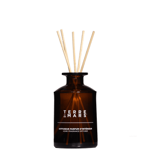 039 Intuition Diffuseur de Parfum d'Intérieur - Conçu pour les grands espaces, ce diffuseur 200ml accompagné de ses six tiges de rotin crée une ambiance parfumée unique dans votre intérieur durant 3 à 4 mois.Ce parfum étant créé avec des matières première