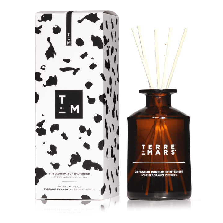 039 Intuition Indoor Reed Diffuser - Designed for large spaces, this 200ml diffuser with six rattan reeds creates a unique scented atmosphere in your home for 3 to 4 months. This fragrance is made with raw materials