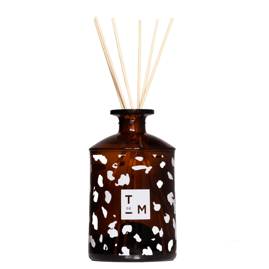 041 Révélation Diffuseur de Parfum d'Intérieur - Conçu pour les grands espaces, ce diffuseur 200ml accompagné de ses six tiges de rotin crée une ambiance parfumée unique dans votre intérieur durant 3 à 4 mois.Ce parfum étant créé avec des matières premièr