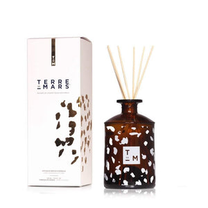 041 Révélation Diffuseur de Parfum d'Intérieur - Conçu pour les grands espaces, ce diffuseur 200ml accompagné de ses six tiges de rotin crée une ambiance parfumée unique dans votre intérieur durant 3 à 4 mois.Ce parfum étant créé avec des matières premièr