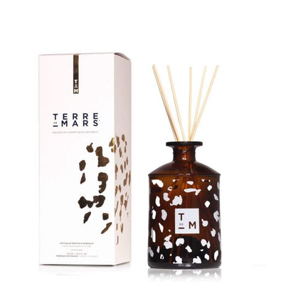 041 Révélation Diffuseur de Parfum d'Intérieur - Conçu pour les grands espaces, ce diffuseur 200ml accompagné de ses six tiges de rotin crée une ambiance parfumée unique dans votre intérieur durant 3 à 4 mois.Ce parfum étant créé avec des matières premièr