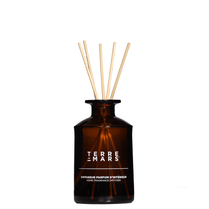 041 Révélation Diffuseur de Parfum d'Intérieur - Conçu pour les grands espaces, ce diffuseur 200ml accompagné de ses six tiges de rotin crée une ambiance parfumée unique dans votre intérieur durant 3 à 4 mois.Ce parfum étant créé avec des matières premièr