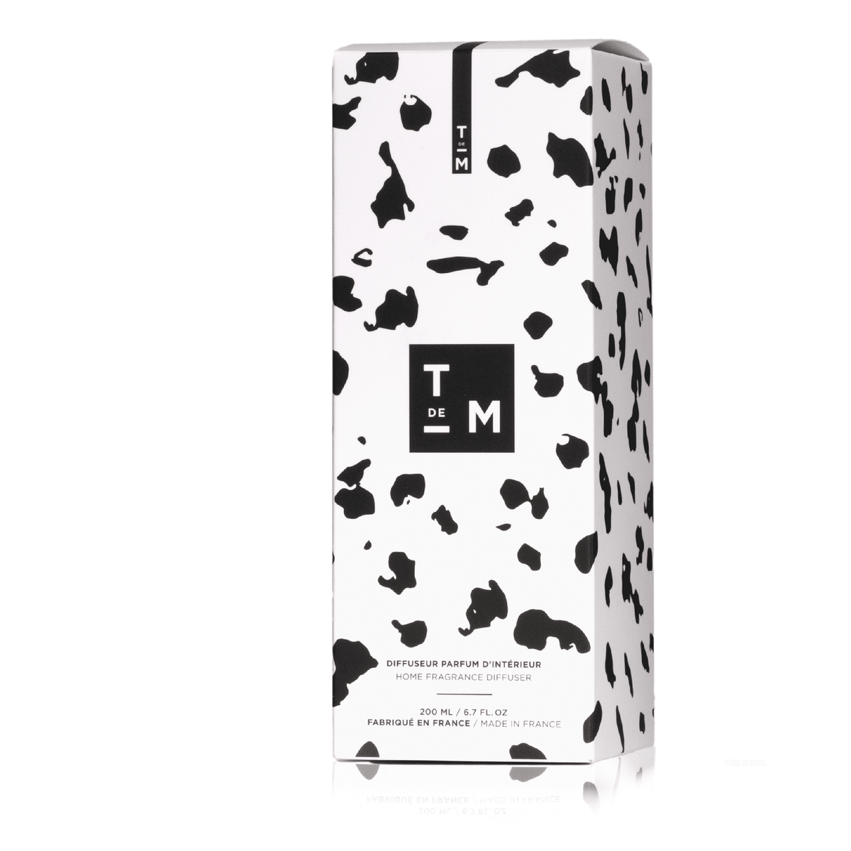041 Révélation Diffuseur de Parfum d'Intérieur - Conçu pour les grands espaces, ce diffuseur 200ml accompagné de ses six tiges de rotin crée une ambiance parfumée unique dans votre intérieur durant 3 à 4 mois.Ce parfum étant créé avec des matières premièr
