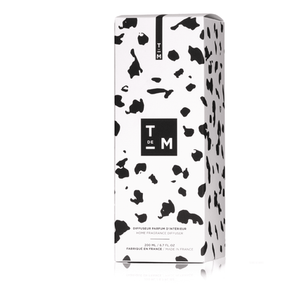041 Révélation Diffuseur de Parfum d'Intérieur - Conçu pour les grands espaces, ce diffuseur 200ml accompagné de ses six tiges de rotin crée une ambiance parfumée unique dans votre intérieur durant 3 à 4 mois.Ce parfum étant créé avec des matières premièr