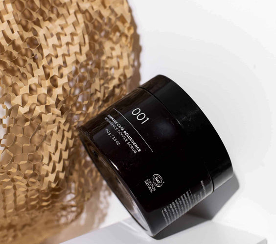 Gommage Résurgence - Éléments phares des rituels self beauté traditionnels, les gommages au café sont connus dans plusieurs régions du monde pour revitaliser et protéger la peau. Le gommage Résurgence élimine en douceur les débris cellulaires et laisse la