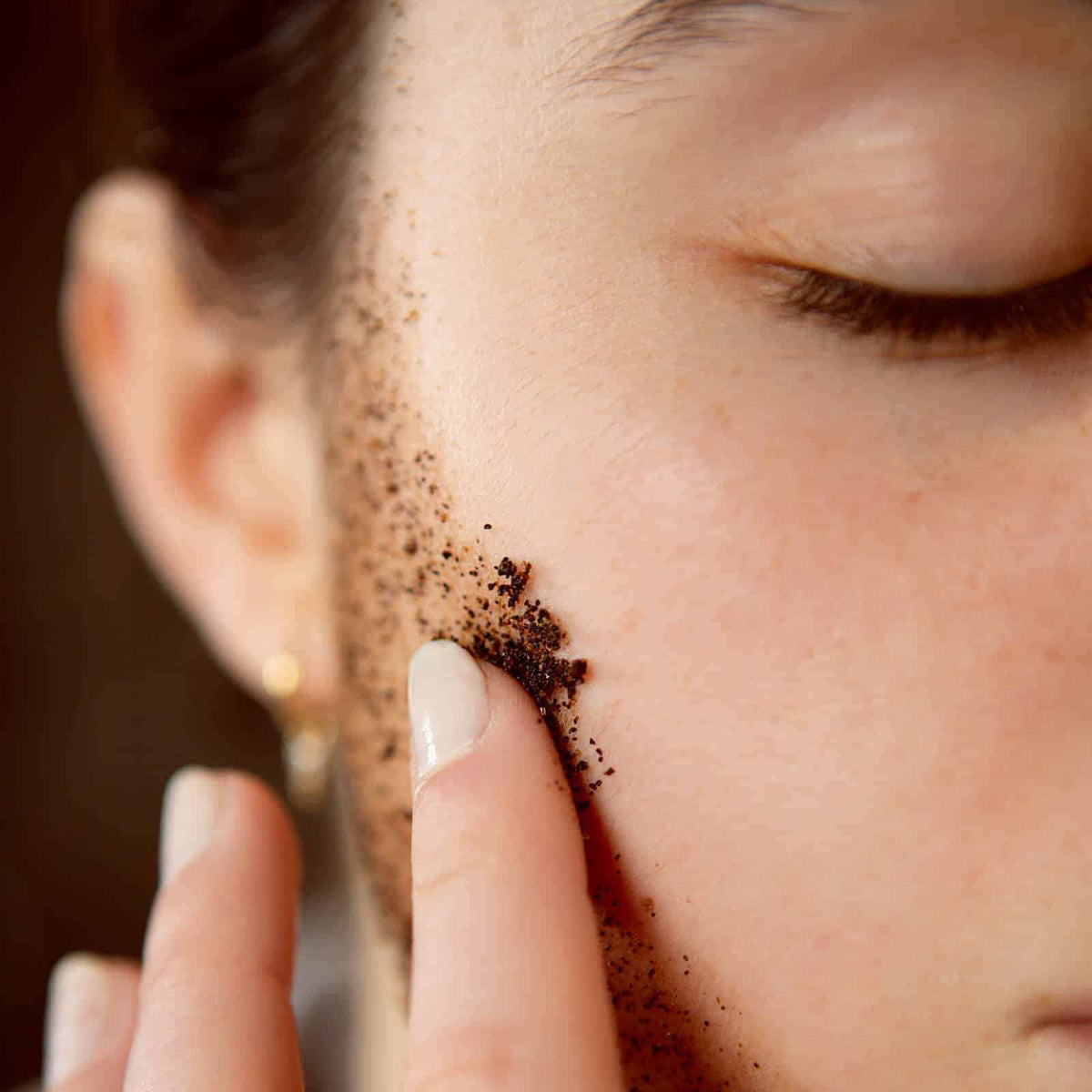 Résurgence Scrub - A highlight of traditional self-care beauty rituals, coffee scrubs are known in many parts of the world for revitalizing and protecting the skin. Résurgence gently removes dead skin cells and leaves the