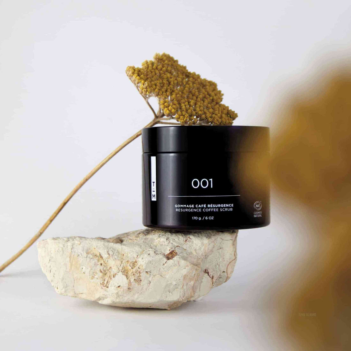 Résurgence scrub - A staple of traditional self-care rituals, coffee scrubs are known worldwide for revitalizing and protecting skin. Résurgence gently removes dead skin cells and leaves skin