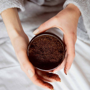 Gommage Résurgence - Éléments phares des rituels self beauté traditionnels, les gommages au café sont connus dans plusieurs régions du monde pour revitaliser et protéger la peau. Le gommage Résurgence élimine en douceur les débris cellulaires et laisse la